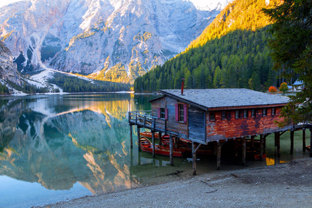 Braies 湖和房子背景下的 Seekofel 山 P