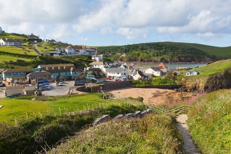 南西海岸路径希望湾南德文郡与英国接近金斯布里奇和 Thurlestone 在夏天