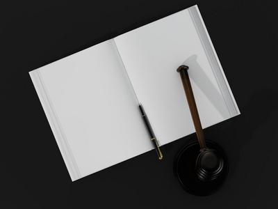 木制的司法槌和黑色本打开的书表