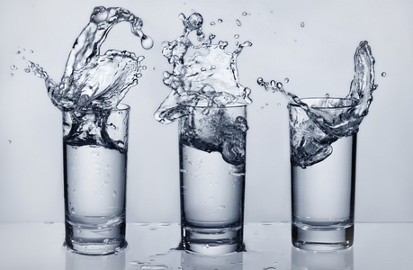 溅起的性质玻璃杯里的水溅起照片