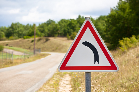 交通标志指示道路正在左转弯图片