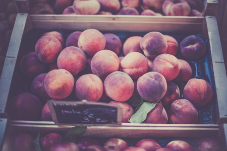 在农贸市场的新鲜桃子