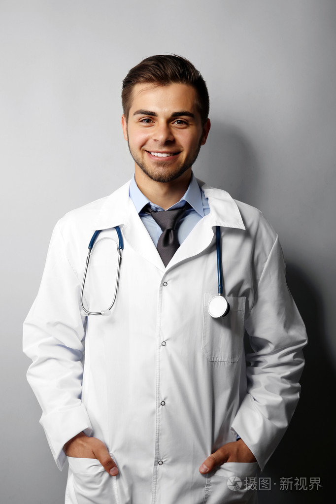 男医生用听诊器灰色背景
