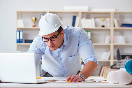 男性工程师图片