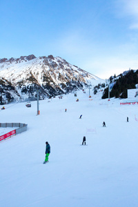 斜坡上滑雪度假村