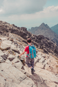 在高山区徒步旅行