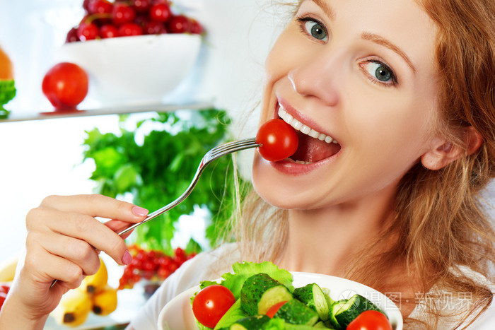 女人吃健康的食物蔬菜素食沙拉关于制冷