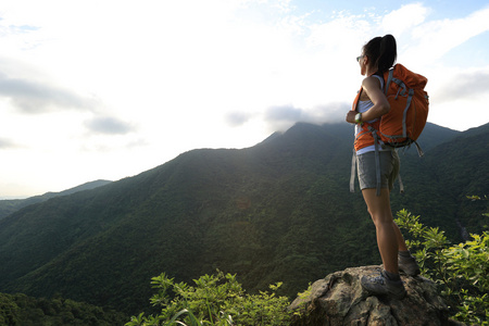 山峰上的女人背包客