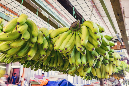 散焦镜头的奇异的热带水果，绿色香蕉显示