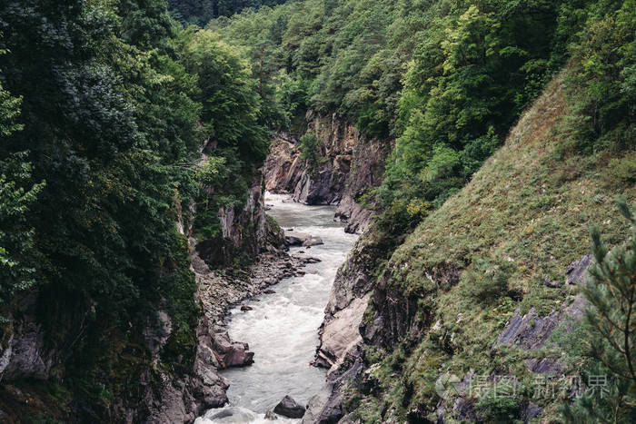 山区河流花岗岩峡谷山上长满着森林山地景观峡谷全景鸟瞰图