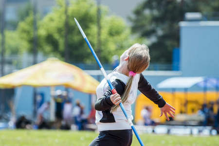 女运动员投掷标枪照片