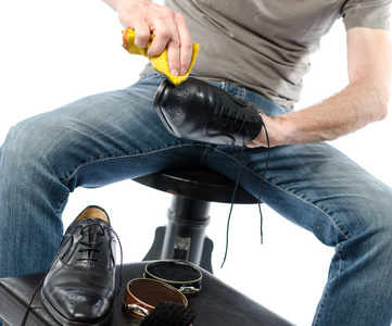 擦鞋一个商人到擦鞋在白色的擦鞋服务擦鞋工设备擦鞋擦鞋标志设计擦鞋