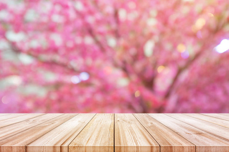空的木桌上与模糊的粉红色樱桃或樱桃不老神