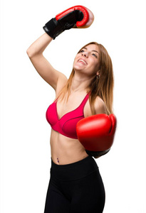 年轻的运动女人用拳击手套