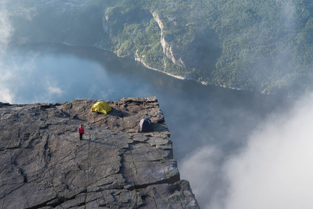 关于岩石 Preikestolen，挪威的女孩