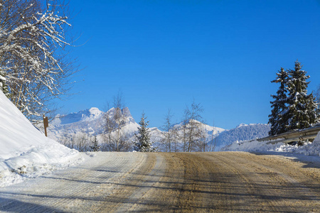 路在山白雪覆盖