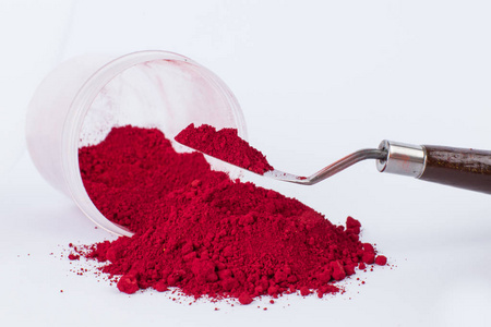 在白色背景上的胭脂红色素照片