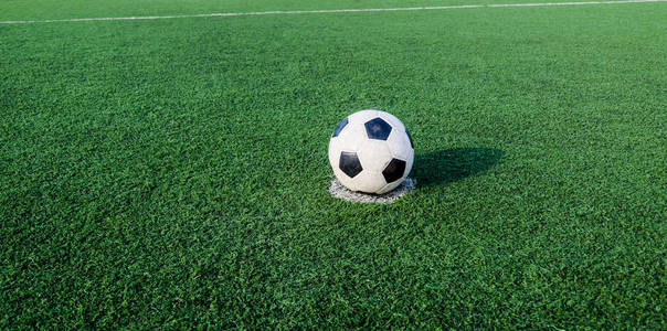 足球足球场绿色的草地上