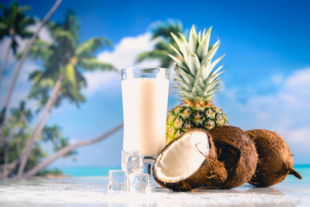 美味饮料椰子与菠萝