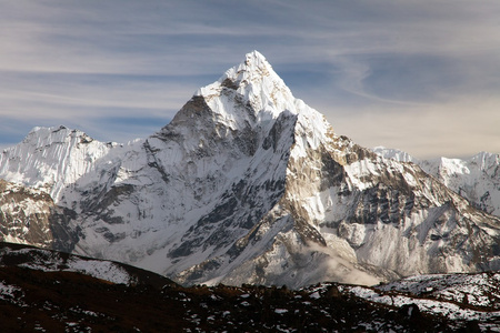 晚上 ama dablam 的视图