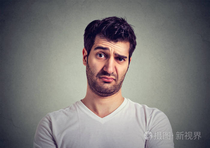 皱着眉头的年轻人思维表达怀疑和关注