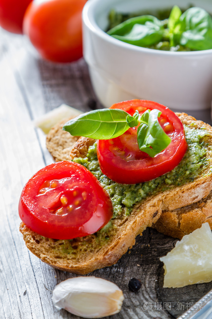 意式烤面包新鲜罗勒酱