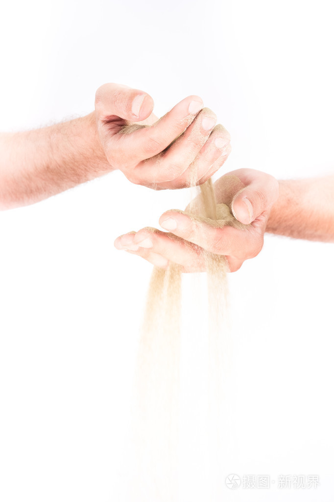 在手中的沙子在白色背景上孤立
