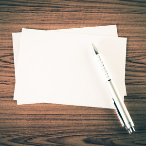 用白色纸笔照片