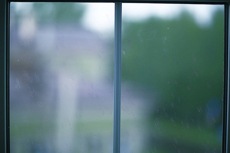 纹理的雨落在湿的窗玻璃，秋天背景