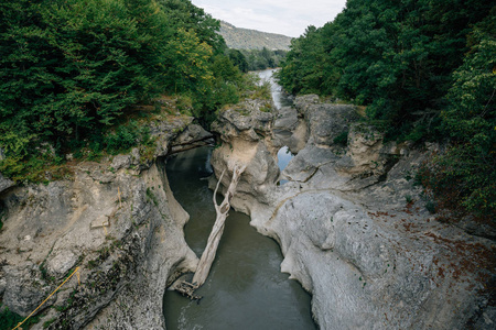 山区河流与森林的美丽自然山峡谷鸟瞰全景图