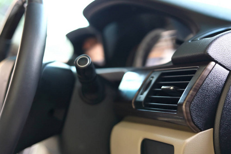 在车里，豪华车的内饰部分的凉爽的空气条件