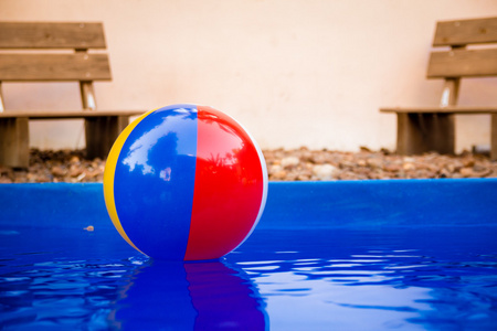 五颜六色的沙滩球浮在池里