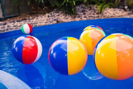 在游泳池中漂浮的多彩沙滩球