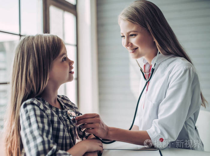 小女孩与儿科医生