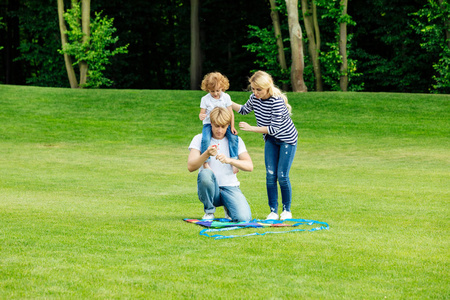 家庭玩在公园放风筝图片