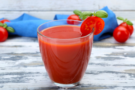 杯番茄汁与蔬菜上木制背景