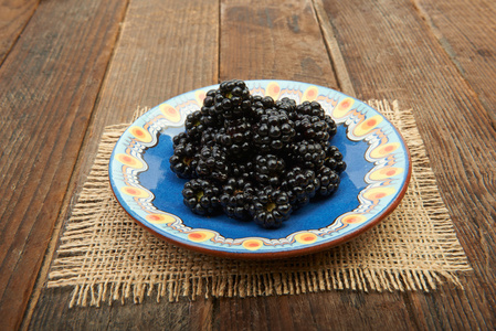 在一个碗中的黑莓