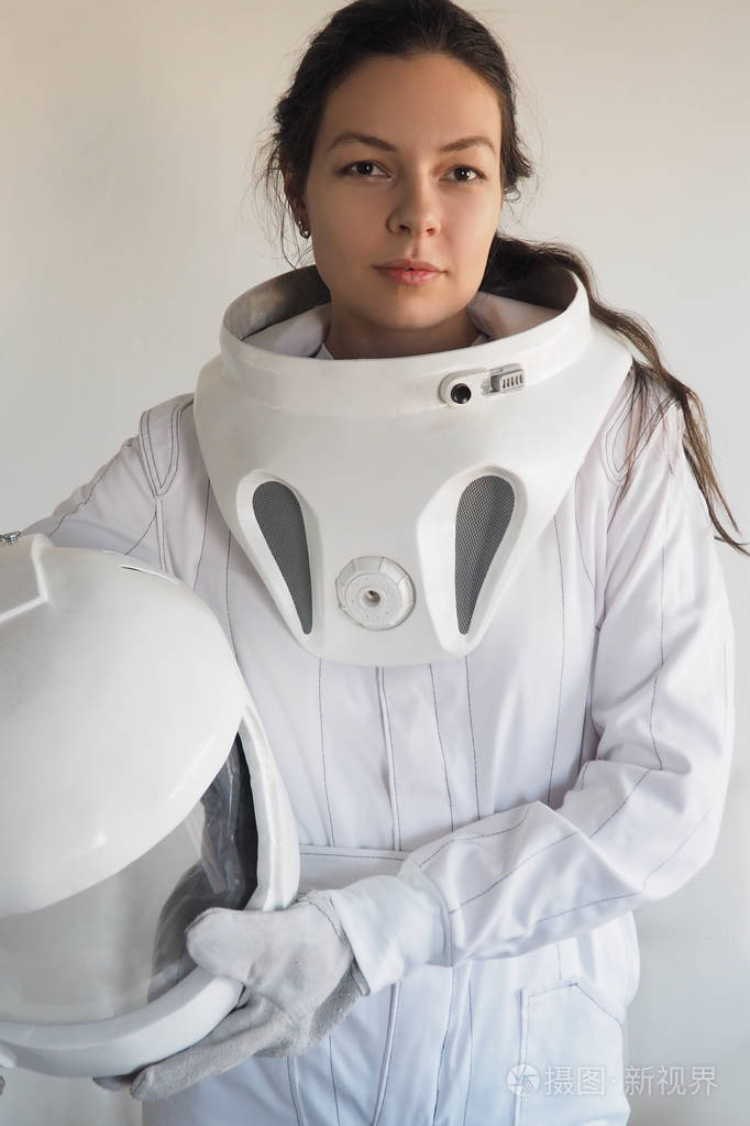 在白色背景上的女航天员神奇的太空服探索外层空间