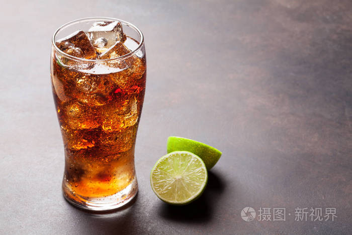 可乐冰块的玻璃