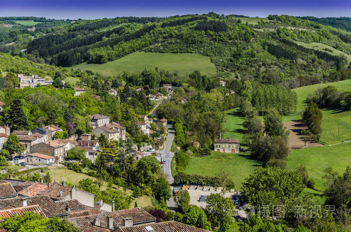 入迷的山谷附近村庄的sancirqlapopie