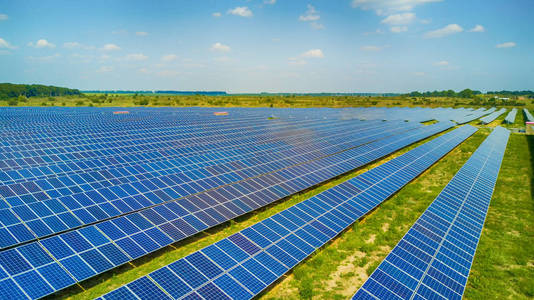 太阳能电池板的鸟瞰图。光伏电源系统。太阳能发电设备。生态的可再生能源的来源