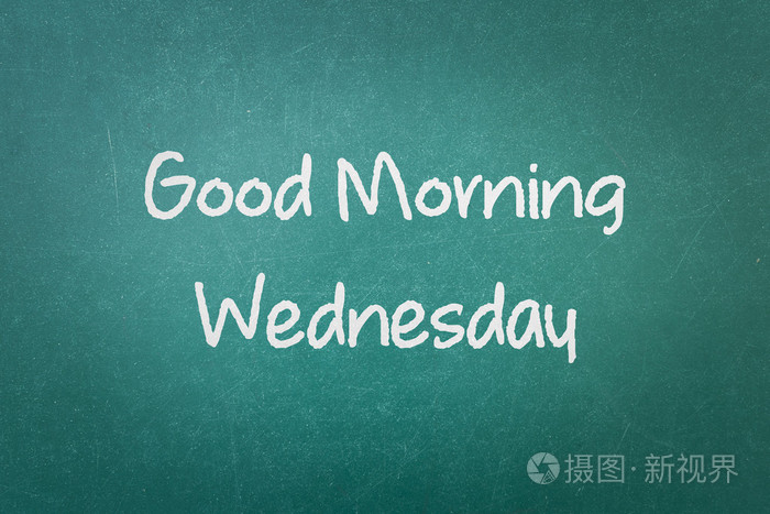 绿色黑板墙纹理与单词早安星期三
