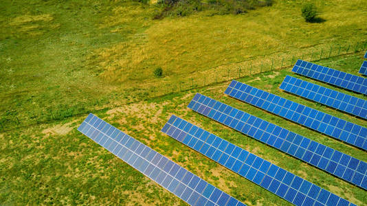 太阳能电池板的鸟瞰图。光伏电源系统。太阳能发电设备。生态的可再生能源的来源