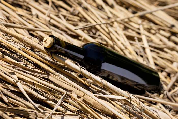 一瓶带软木塞的葡萄酒