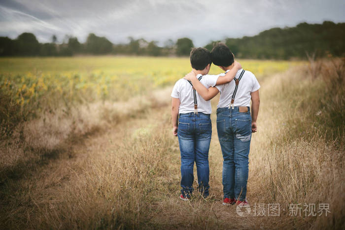兄弟在外地深情相拥