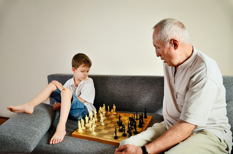 孙子和爷爷下棋