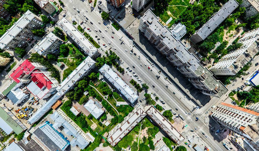 与空中城市景观 十字路口 道路 房屋 建筑物 公园及停车场。阳光灿烂的夏天全景图像