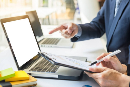 商业人学习会计工作 照片