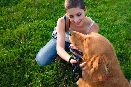 时髦的年轻女人和她的家庭宠物狗黄金猎犬