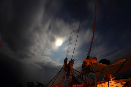 晚上在一个古老的航海船航海船轮圆架在海上机动船, 夏天探险, 主动